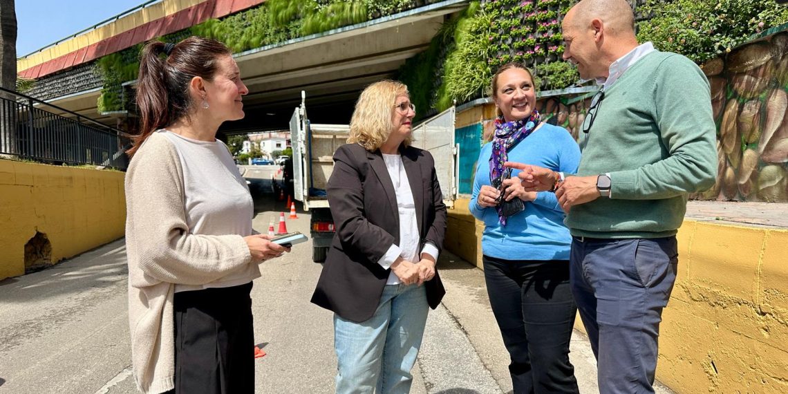 El Ayuntamiento de Fuengirola renueva el jardín vertical del puente de la avenida de Finlandia en Los Pacos