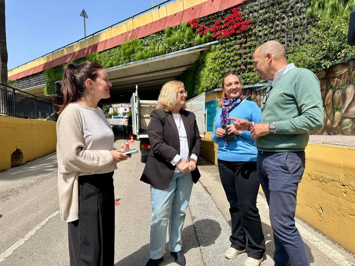 El Ayuntamiento de Fuengirola renueva el jardín vertical del puente de la avenida de Finlandia en Los Pacos