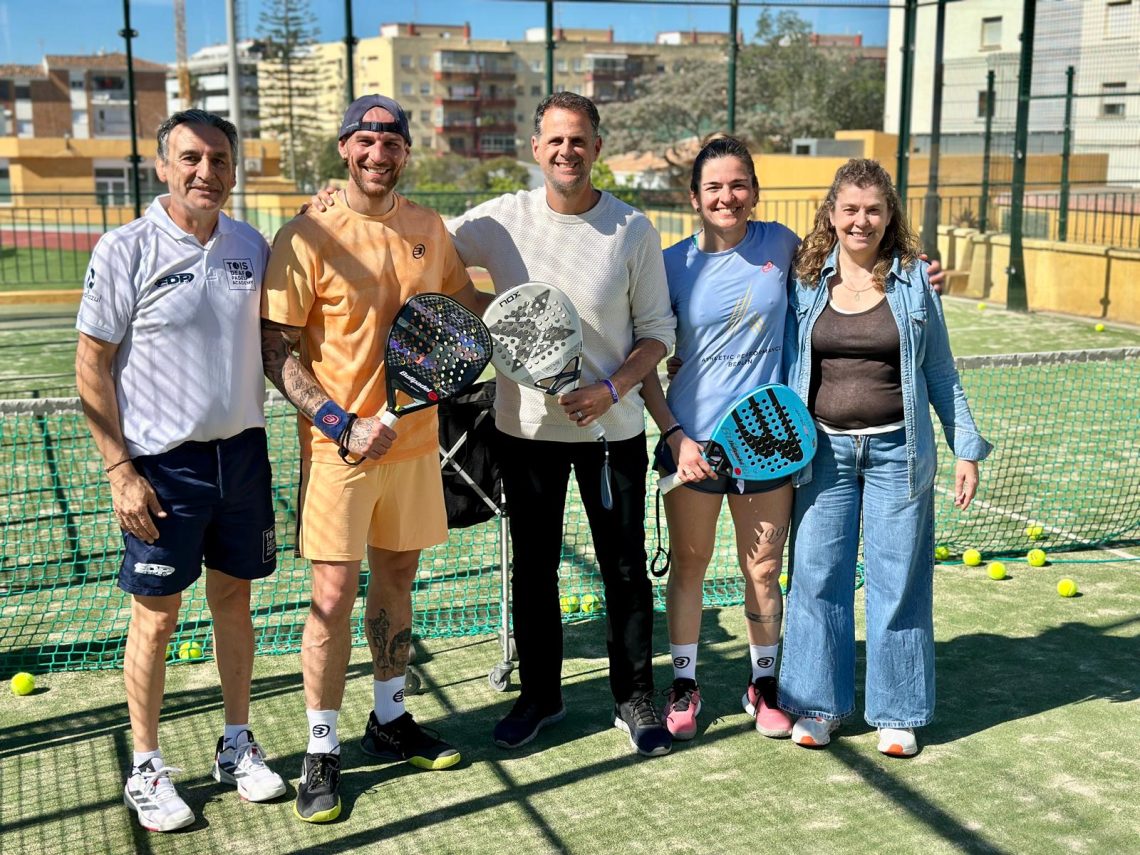 El Ayuntamiento fomenta el deporte inclusivo con un proyecto piloto de pádel adaptado para personas sordas