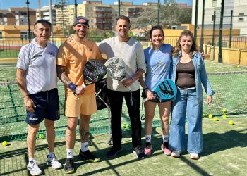 El Ayuntamiento fomenta el deporte inclusivo con un proyecto piloto de pádel adaptado para personas sordas